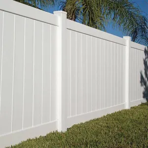 Nouvelle installation de panneau de clôture en vinyle PVC blanc