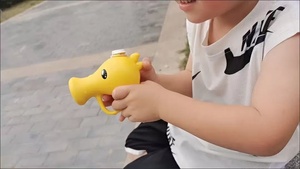 Tirador de guisantes de dibujos animados para niños, pistola de agua de plástico de largo alcance para jugar al aire libre, juguete de playa de verano para niñas - Product Image 6