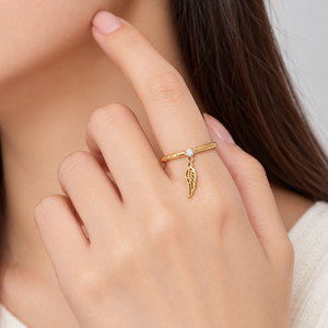 Anillo Ajustable con Dije de Ala de Oro, Joyería de Acero Inoxidable con Zirconia, Banda Abierta y Baño de Oro de 14K al Vacío - Product Image 5