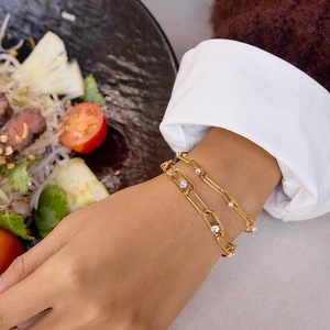 สร้อยข้อมือสแตนเลสสตีลชุบทอง 18K PVD กันน้ำ ดีไซน์แบบ Paperclip ประดับเพชร CZ รุ่น B262729 - Product Image 2