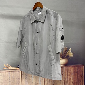 Chemise décontractée de luxe pour homme, en nylon et métal, imperméable, de qualité supérieure, pour l'extérieur, à manches courtes. - Product Image 1