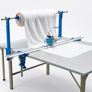 เครื่องตัดผ้าอุตสาหกรรมพร้อมโต๊ะตัด สำหรับผ้าใยสังเคราะห์เคลือบพีวีซี ผ้าถัก ผ้าม็อบ และผ้าม้วน - Product Image 1