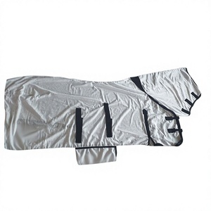 Venta al por mayor de alfombras de invierno hechas en 600d tela ripstop con correas para las piernas cubierta de cuello surcingle cruzada con conjunto de capucha - Product Image 1