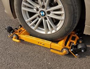 Chariot de manutention robuste à levier avec système de roues universelles pour garage, atelier et déplacement d'obstacles en voie de circulation. - Product Image 2