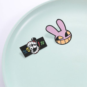 Ensemble de badges en émail <span class=keywords><strong>duo</strong></span> 'Creepy Grin Bunny' à l'humour noir, pour la décoration quotidienne de vestes et sacs, et comme badges de revers - Product Image 1