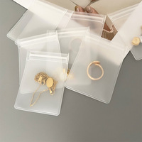 Emballage de boucles d'oreilles et de colliers avec logo personnalisé, sac à fermeture éclair sac Ziplock transparent/transparent pour bijoux en PVC pour cosmétiques