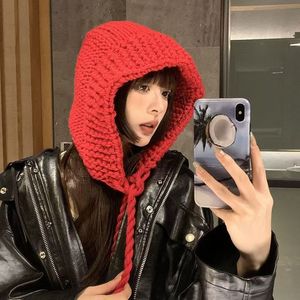 Bonnet tricoté style coréen avec cache-oreilles, rouge, chaud, pour femme, 54-56 cm, en coton, design amincissant pour le visage, à capuche - Product Image 1