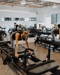 Đa chức năng đào tạo Pilates Cải Cách Máy Nhà thiết bị tập thể dục với điều chỉnh phía sau bàn đạp Pilates Cải Cách thương mại - Product Image 1