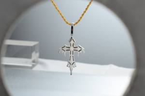 Vente en gros Nouveauté Pendentif Croix Catholique Flèche en Argent S925 Plaqué Or 18 carats, serti de Zircon Cubique 5A, style Hip-hop Bling Iced Out pour Mariage - Product Image 4