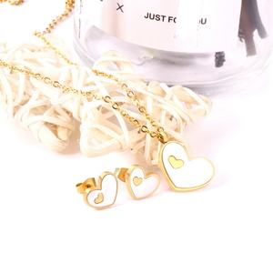 Ensemble de bijoux en forme de cœur coloré plaqué or 18 carats PVD, en acier inoxydable, avec boucles d'oreilles et collier pour couple - Product Image 6