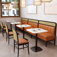 Canapé en cuir marron avec dossier en rotin tressé, tables en marbre et chaise de café à pieds en bois, ensemble de meubles de restaurant pour café