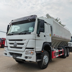 Camión Cisterna para Alimento Sólido Sinotruck HOWO 8x4 Euro 2, Volumen del Tanque 40cbm, 20 Toneladas, Camión para Alimento de Pollo en Venta - Product Image 1
