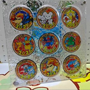 Venta al por mayor: Caja sorpresa de imanes de nevera estilo Pokémon pintados a mano, redondos de 65mm, con diseño de boceto artístico, iconos de habilidades de <span class=keywords><strong>anime</strong></span> y pegatinas para juegos de mesa - Product Image 4