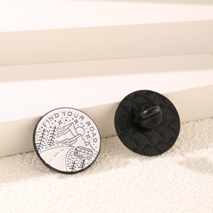 Broche Vintage en alliage métallique noir blanc conception de forêt de montagne pour l'<span class=keywords><strong>aventure</strong></span> en plein air pour le voyage en bus gravé ange - Product Image 4