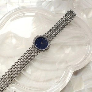Montre élégante rétro à quartz avec cadran à aiguilles, bracelet en acrylique et boîtier en laiton, style noble vintage avec garniture en dentelle de style antique - Product Image 4