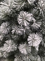 Sapin de Noël artificiel à aiguilles longues et givrées, avec des grappes de pin denses, pour une décoration intérieure hivernale