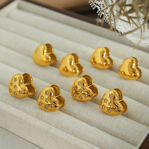 Boucles d'oreilles tendance en acier inoxydable plaqué or 18 ct Boucles d'oreilles manchette en forme de cœur en zircon de luxe pour femme - Product Image 1