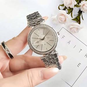 Reloj de Lujo Plateado para Mujer con Bisel de Diamantes de Imitación, Esfera de Saturno, Elegante Brazalete de Acero Inoxidable, Reloj de Cuarzo Japonés Vintage para Dama - Product Image 1