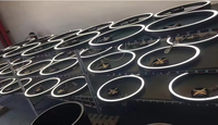 Luminaire suspendu LED circulaire incurvé noir sur mesure, à intensité variable, pour projets architecturaux, montage rapide