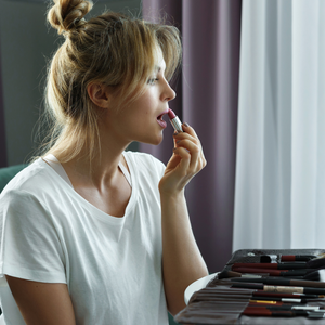 Un tubo de lápiz labial de plástico vacío con impresión offset - Product Image 3