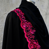 Abaya noire avec broderie florale rose, robe longue pour femme, style cape, vêtement tendance