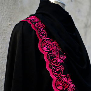 Abaya noire avec broderie florale rose, robe longue pour femme, style cape, vêtement tendance - Product Image 4