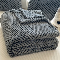 Plaid en polaire corail jacquard géométrique, couverture réversible en peluche avec polyester 260 g/m² pour canapé, lit et commandes en gros