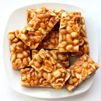 Barre de chocolat faisant la machine pour des couches de nougat ou de caramel