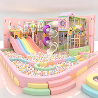 Structure de jeu intérieure pour enfants, colorée et amusante, avec piscine à balles et toboggan combinés, en matériau souple, capacité 500 kg, taille et thème personnalisables