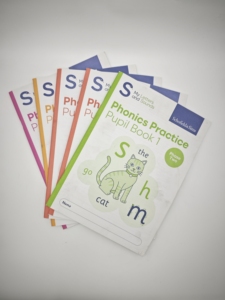 Libro de práctica de fonética Schofield & Sims para alumnos, edición impresa - Product Image 1