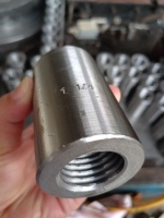 Accouplement de barres d'armature en acier au carbone de haute qualité, design industriel moderne, fabrication en usine, haute résistance à la traction ISO, pour bâtiments de bureaux