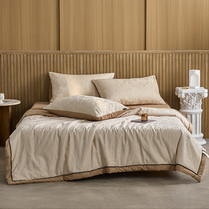 Parure de couette d'été en coton jacquard style luxe (quatre pièces) avec couette d'été en fibres de soja en relief pour climatiseur - Product Image 1