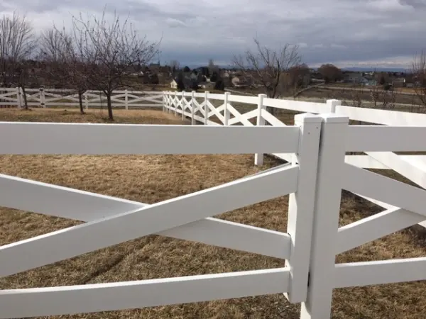 Easy to assemble ranch crossbuck style pvc horse fences for farm livestock