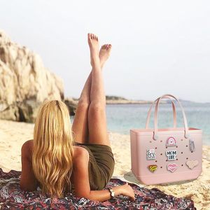 Colgante de acrílico con la inscripción 'Love Mom' para bolsos Bogg Bag, accesorio compatible con bolsos de playa Simply Southern. - Product Image 6