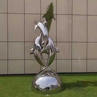 Sculpture de Quatre Dauphins Entrelacés en Acier Inoxydable Poli Miroir Personnalisée avec Boule Dorée sur le Haut, Statue pour Bord de Rivières