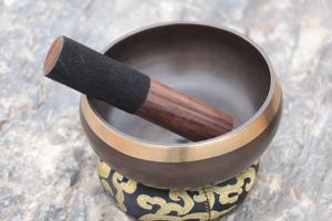 Bol de méditation tibétain de qualité supérieure, coloré, gravé, pour la thérapie sonore, bol de guérison, artisanat en métal fait à la main au Népal - Product Image 6