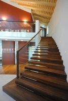 Escalier en colimaçon contemporain en bois massif Prima - Marches écologiques, sûres et durables pour salle de bain et usage commercial