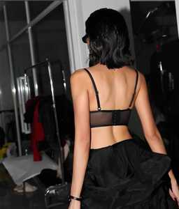 Ensemble de Lingerie 2 Pièces en Dentelle Noire Sexy, Vente Chaude, Soutien-Gorge Push-Up avec Jarretière et String pour Femmes Mûres - Product Image 4