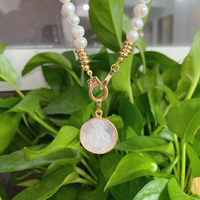 Collier de perles d'eau douce avec pendentif coquillage Saint Benoît et Miraculeux de Guadalupe, Bijoux Religieux