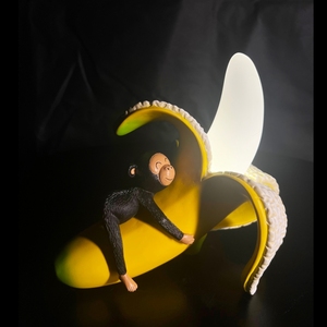 Singe sculpté artistique à la mode avec accent banane LED veilleuse pour le bureau du nouvel an et la maison rechargeable - Product Image 2