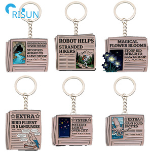 Llavero de Esmalte con Diseño de Periódico y Alfabeto Inglés, Personalizable con Logotipo, para Promoción - Product Image 1