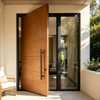 Puerta de Entrada Pivotante Moderna con Acabado de Madera Horizontal, Panel Lateral de Vidrio Esmerilado con Rejilla