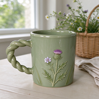 Mug Keramik Hijau Sage Kustom dengan Bunga Putih Timbul, Bagian Tengah Kuning, Daun Hijau, Gagang Terjalin, Logo OEM Kustom, Perlengkapan Minum