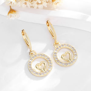 2025 nouveau 14K plaqué or cuivre Zircon-incrusté coeur creux boucles d'oreilles vêtements quotidiens bijoux en laiton pour les femmes - Product Image 3