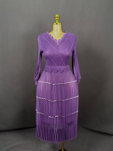 Gaun Midi Lipit Warna Solid Lengan Lentera Aksesoris Logam Kerah V Kasual Elegan Miyaki Ukuran Besar untuk Wanita - Product Image 4