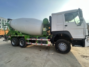 En stock: Camión tractor Sinotruk Howo 371HP 6x4 usado en China, 10 ruedas, bajo kilometraje, para transporte de contenedores de larga distancia. - Product Image 1