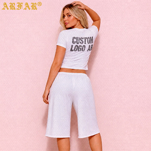 Completo da donna all'ingrosso OEM con top corto a maniche corte scollo a V e <span class=keywords><strong>pantaloni</strong></span> capri, set 2 pezzi estivo tinta unita, <span class=keywords><strong>tuta</strong></span> casual in cotone personalizzabile con logo - Product Image 3