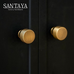Poignées Santaya en laiton massif bronze antique, à longues poignées en T côtelées pour armoires de chambre et tiroirs de cuisine - Product Image 4