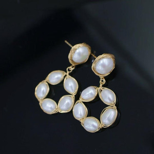 Pendientes Colgantes Hechos a Mano con Oro de 14K, Pendientes Colgantes Circulares con Perlas Naturales de Agua Dulce Envueltas en Alambre - Product Image 1