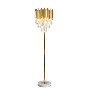 Support d'éclairage <span class=keywords><strong>Lampadaire</strong></span> en acier inoxydable plaqué avec pièces en cristal triangle transparent Dôme LED doré Offre Spéciale de gros oriental - Product Image 1